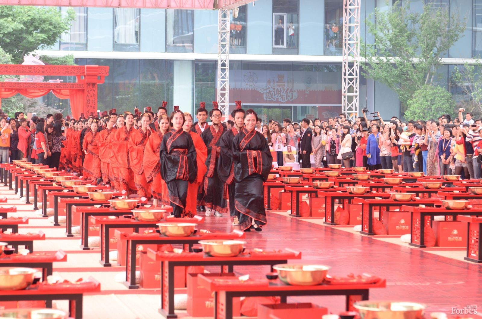 5月9日，阿里巴巴在杭州為102對(duì)新人舉行了集體婚禮，其中大部分為該公司員工。