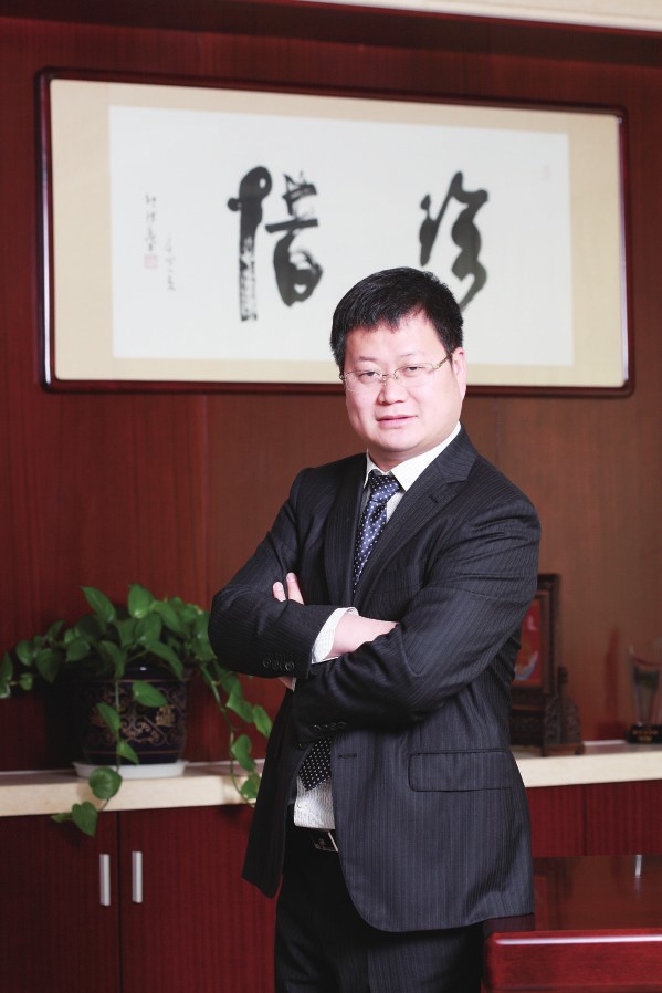 9年前，鄒承慧站在江陰華士鎮(zhèn)華西村的一間荒廢車間門口，帶著13名員工，前途充滿未知。9年后，鄒承慧率領(lǐng)下的愛康資產(chǎn)已超百億，創(chuàng)造了一系列的全國乃至世界之最—太陽能鋁邊框產(chǎn)品占全球市場份額20%，居世界第一，光伏安裝支架系統(tǒng)產(chǎn)品占全國市場份額15%，居全國行業(yè)第一。光伏發(fā)電規(guī)模居全國非公有制企業(yè)發(fā)電前列。