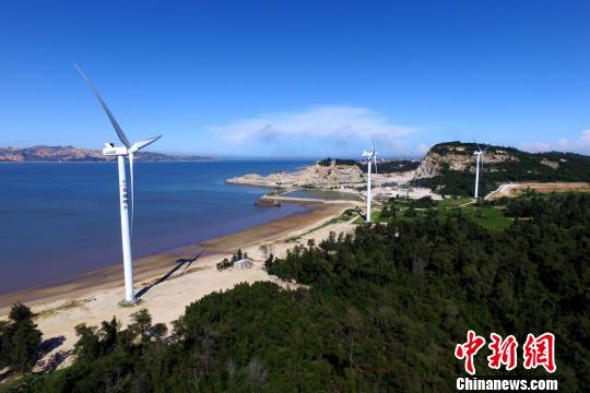 沿海灘而建的風力發(fā)電機?！⊥鯑|明 攝