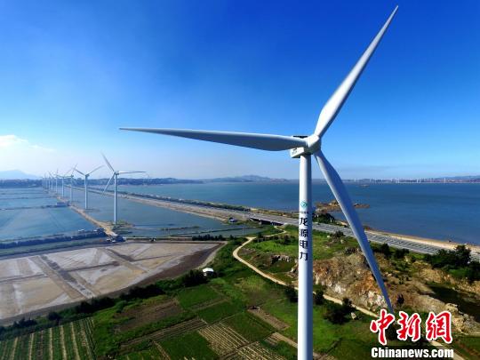 正在運行中的風力發(fā)電機?！⊥鯑|明 攝