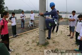 欽州供電局舉辦“學(xué)子看電網(wǎng)”活動(組圖)
