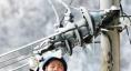 《情暖大山》四川達(dá)州供電公司員工在大山深處除冰保電。（何健 攝）