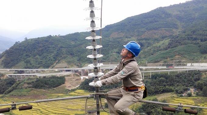 高空線路秋檢 確?？煽抗╇? /></a>
				<span>高空線路秋檢 確保可靠供電</span>
			</li>
			<li>
				<a href=