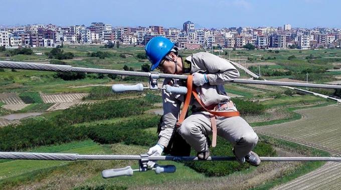 高空作業(yè)線路體檢 確?？煽抗╇? /></a>
				<span>高空作業(yè)線路體檢 確保可靠供電</span>
			</li>
			<li>
				<a href=