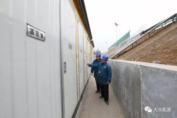 漲知識！高速公路上汽車怎么邊跑邊？