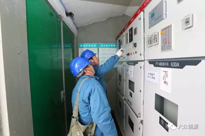 漲知識！高速公路上汽車怎么邊跑邊？