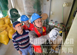 中國(guó)電力新聞網(wǎng)訊 通訊員 毛強(qiáng) 報(bào)道 近日，湖北武漢漢南區(qū)供電公司員工主動(dòng)放棄假期休息時(shí)間，來(lái)到農(nóng)村養(yǎng)殖戶家中，為其檢修飼料加工設(shè)備，服務(wù)農(nóng)村群眾增收致富。