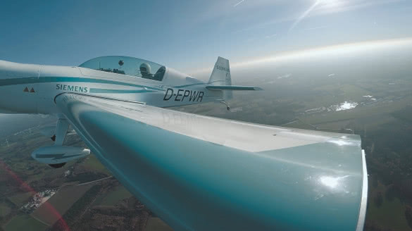 Extra 330LE電動(dòng)飛機(jī)采用西門(mén)子電機(jī)，創(chuàng)造了全新世界紀(jì)錄