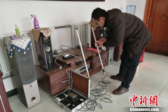 國家電網(wǎng)技術(shù)人員在在河北省淶水縣南郭下村的分布式光伏扶貧電站研發(fā)5G技術(shù)傳輸。　趙明 攝