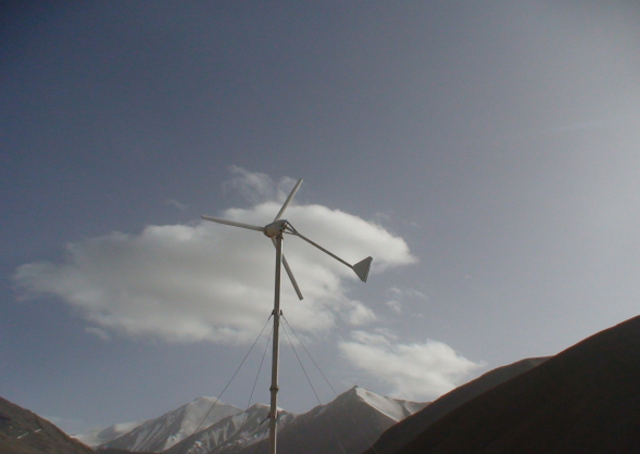 公司10KW風力發(fā)電機組成功安裝在青海昆侖山上