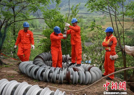 圖為電力工人首次在特高壓復(fù)奉線重慶段開展整串絕緣子串更換工作?！≈芤?攝