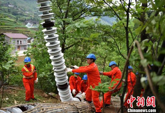 圖為電力工人首次在特高壓復(fù)奉線重慶段開展整串絕緣子串更換工作?！≈芤?攝