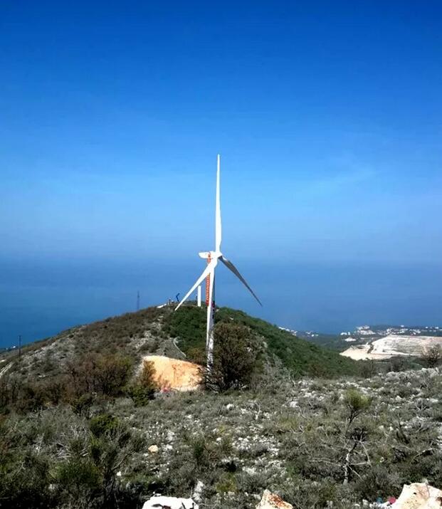 上海電力首個歐洲風(fēng)電項(xiàng)目圓滿完成第一臺風(fēng)機(jī)吊裝