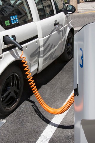 無線充電革命正悄悄萌芽 充電樁能否保其身？