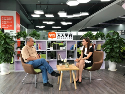 響應(yīng)總理號(hào)召，天天學(xué)農(nóng)用手機(jī)“新農(nóng)具”助力鄉(xiāng)村振興