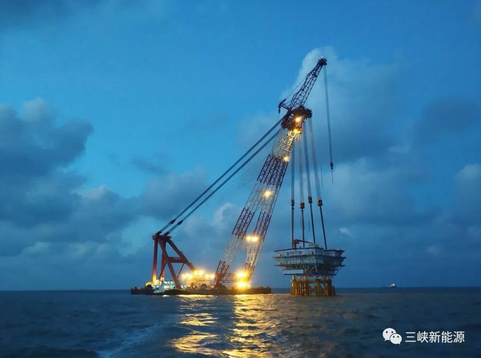 三峽新能源江蘇大豐300MW海上風(fēng)電項目升壓站順利吊裝