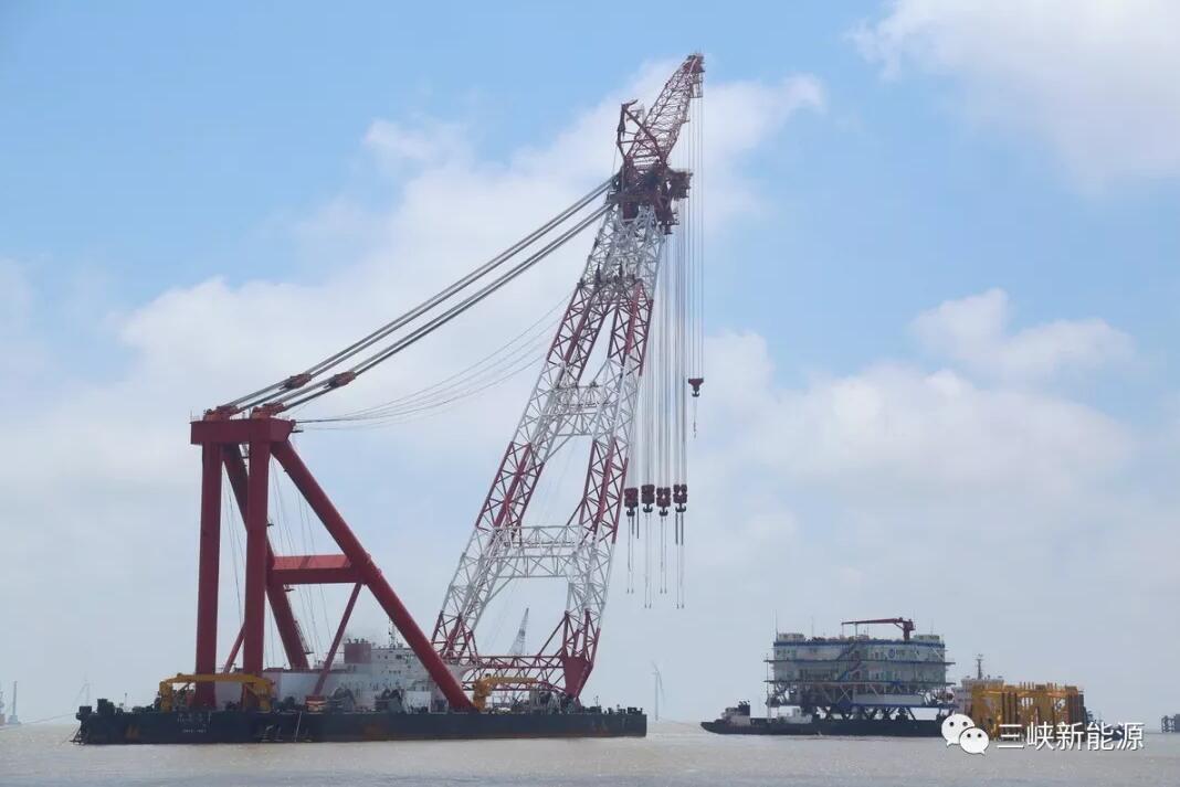 三峽新能源江蘇大豐300MW海上風(fēng)電項目升壓站順利吊裝