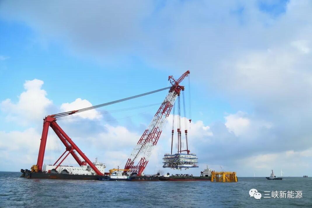 三峽新能源江蘇大豐300MW海上風(fēng)電項目升壓站順利吊裝