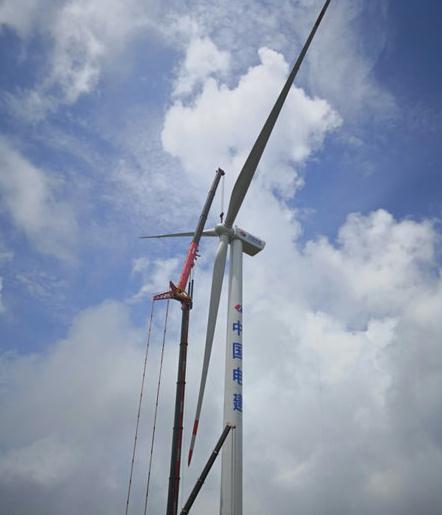 廣西賀州大桂山(40MW)風(fēng)電場首臺(tái)風(fēng)電機(jī)組吊裝完成