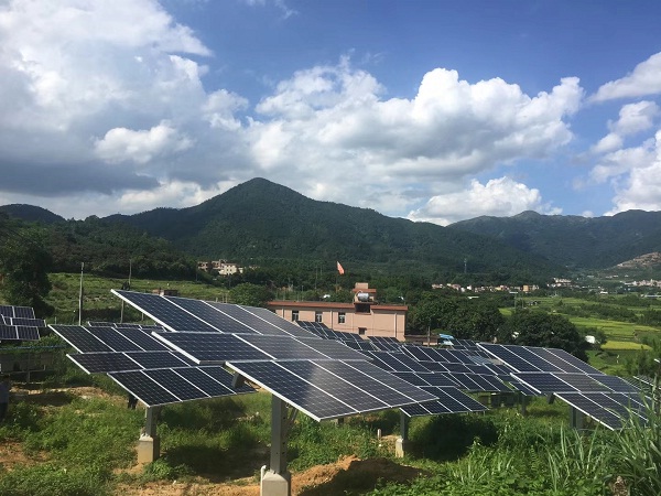 逆勢(shì)上市漲停 這兩家光伏企業(yè)有何秘訣？