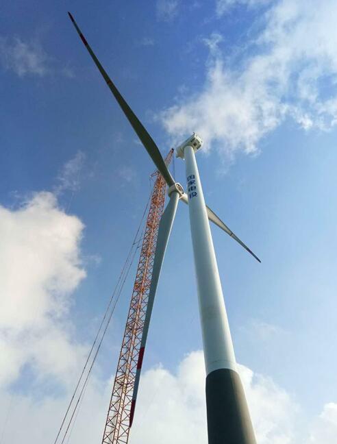 中國能建江蘇院總承包響水大有風(fēng)電項目首臺風(fēng)機吊裝完成