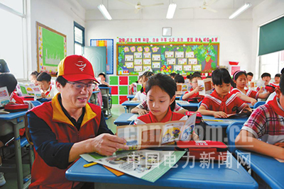 近日，浙江富陽(yáng)供電公司紅船共產(chǎn)黨員服務(wù)隊(duì)走進(jìn)校園，隊(duì)員們用自制的用電教具，簡(jiǎn)單易懂地向孩子們介紹電力常識(shí)和安全用電方法，增強(qiáng)孩子們的自我保護(hù)意識(shí)。