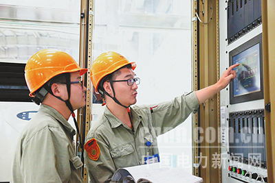 近日，國(guó)電哈密煤電開(kāi)發(fā)有限公司在2號(hào)機(jī)組檢修期間，開(kāi)展了“C修微課堂”崗位練兵活動(dòng)，助力青工成長(zhǎng)成才，掀起了“學(xué)技術(shù)、提素質(zhì)”的熱潮。圖為該公司電氣二次班勵(lì)磁專(zhuān)工在講解勵(lì)磁小電流試驗(yàn)原理。