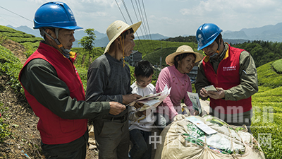 近日，湖北鶴峰供電公司走馬供電所員工開展安全用電知識宣傳活動，將安全用電知識送到木耳山茶葉采摘現(xiàn)場。