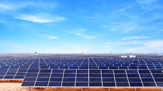 非洲最大光伏項目★  阿爾及利亞光伏電站★  1月18日，阿爾及利亞233兆瓦光伏電站項目最后一個電站——巴特納站成功并網(wǎng)發(fā)電。至此，該國首個大規(guī)模光伏電站全部并網(wǎng)發(fā)電。