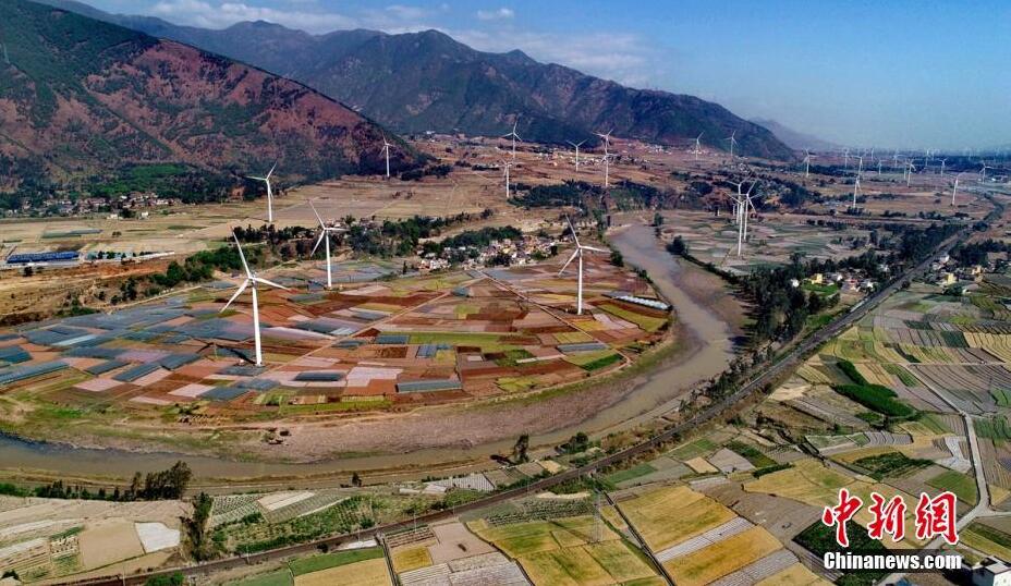 4月8日，四川德昌縣安寧河峽谷200余座風(fēng)電，與成昆鐵路、京昆高速公路、田園和大山相融，成為一道靚麗的風(fēng)景。