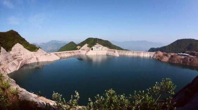 浙江仙居抽水蓄能電站（建成）  仙居抽水蓄能電站位于浙江仙居縣，極大節(jié)省了系統(tǒng)電源建設(shè)投資，據(jù)2015年水平系統(tǒng)運行模擬計算，電站使系統(tǒng)火電綜合調(diào)峰幅度降低2.44%，節(jié)約系統(tǒng)標(biāo)準(zhǔn)煤耗15.48萬噸。
