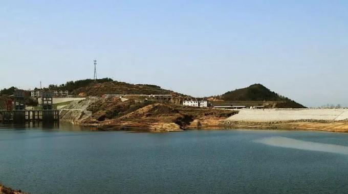 湖北白蓮河抽水蓄能電站（建成）  湖北白蓮河抽水蓄能電站位于黃岡市羅田縣，它擔(dān)負(fù)著調(diào)峰、填谷、調(diào)頻、調(diào)相和事故備用等任務(wù)，對湖北乃至華中電網(wǎng)安全、經(jīng)濟、穩(wěn)定有巨大作用。
