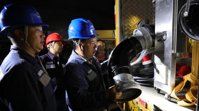 電力應(yīng)急排澇車(chē)兼具發(fā)電和排澇的功能，不需依賴外接電源，在應(yīng)急搶修過(guò)程中使用十分方便。只要將一端的水管插入積水，另一端接入河道，啟動(dòng)電機(jī)便可迅速排水。這臺(tái)大功率排澇車(chē)的特點(diǎn)是吸力大、吸程高，最大吸水深度可達(dá)20左右，每分鐘的抽水量大1000升，若水深在10米以內(nèi)，每分鐘的吸水量可到1800升至2000升。