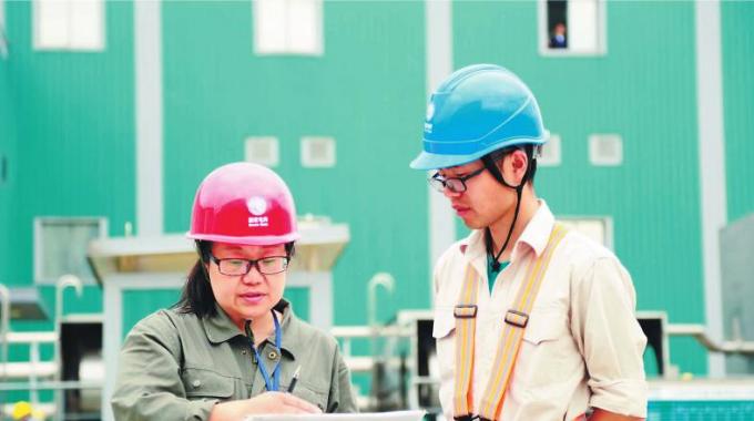  　　堅守者：陳文強  　　堅守崗位：直流檢修員  　　堅守年限：5年  　　國慶假期將近，浙江電力檢修公司的陳文強站在±800千伏紹興換流站換流變廣場。這里正在進行2018年年度檢修。