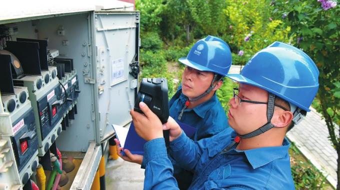  　　堅守者：王海林、張鑫  　　堅守崗位：營業(yè)配電員  　　堅守年限：7年  　　國慶來臨，山東淄博供電公司石橋供電所的王海林和張鑫像往常一樣，整理巡線用的裝備，戴好安全帽、掛上望遠(yuǎn)鏡，一天的設(shè)備巡視工作就這樣開始了。