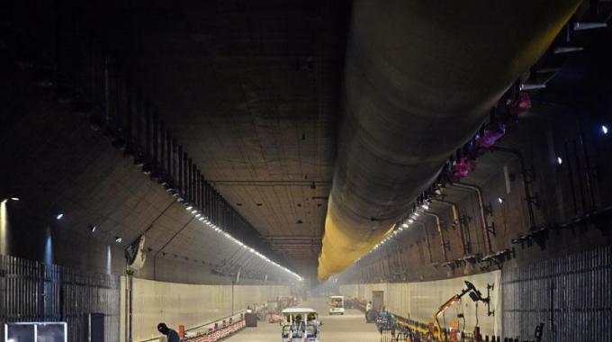  廣東電網(wǎng)公司承擔(dān)著對人工島及港珠澳大橋本體工程的供電任務(wù)，同時為粵港澳三地的綜合運輸體系和高速路網(wǎng)提供電力保證。早在港珠澳大橋于2009年12月15日正式動工以來，廣東電網(wǎng)公司珠海供電局便成立了港珠澳大橋供電專項服務(wù)小組，9年間一直跟隨建設(shè)進度及時滿足各項用電需求。