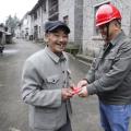 這位大爺順手一個小動作，供電公司獎勵他500元！