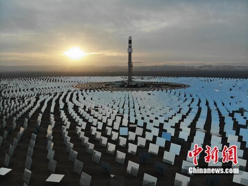 中國(guó)首個(gè)百兆瓦級(jí)熔鹽塔式光熱電站在敦煌建成
